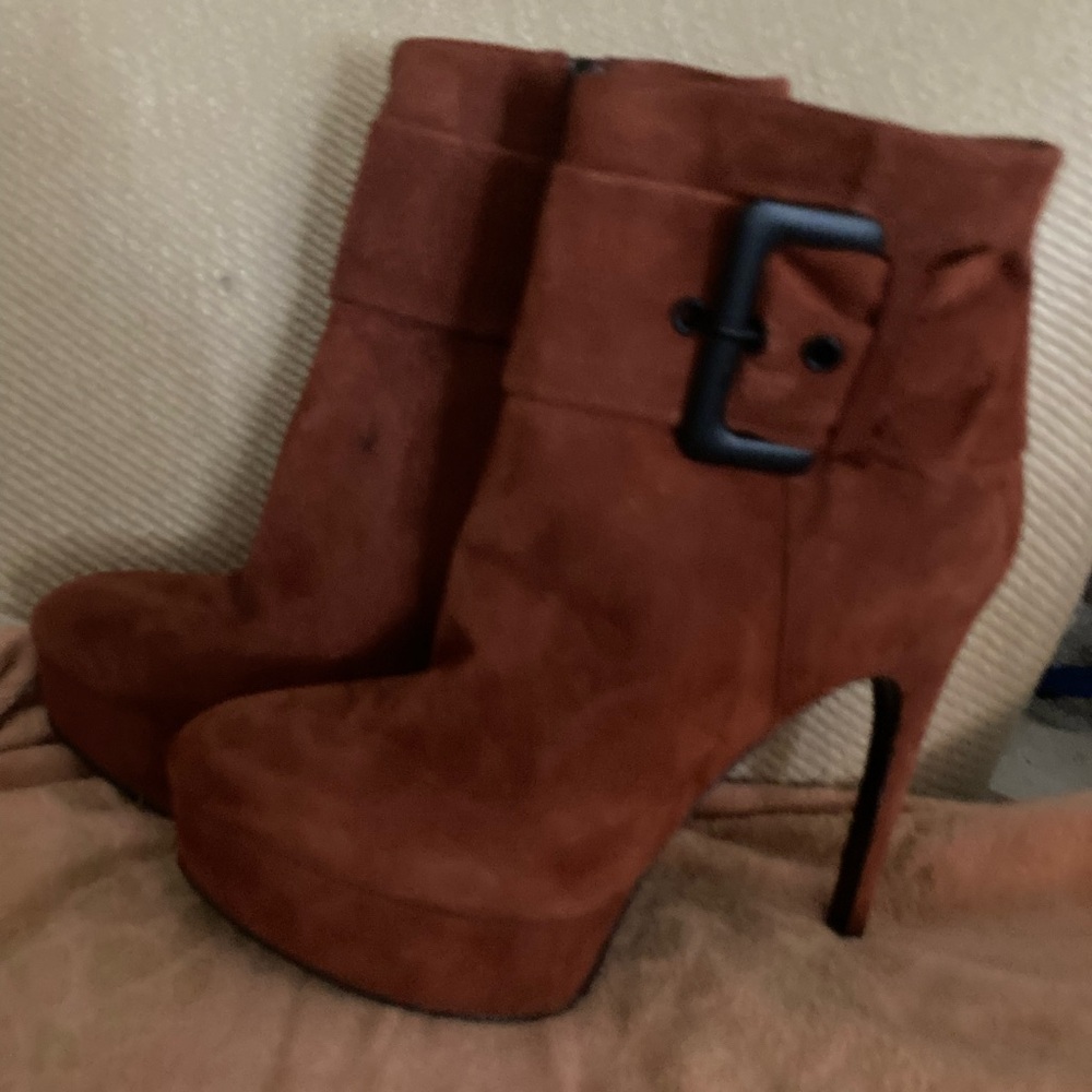 NWT cognac colored suede leather ankle boots in pristine condition